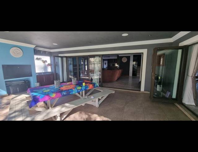 6 BEDROOM HOUSE FOR SALE IN HEUWELSIG ESTATE